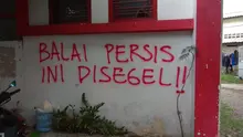 Balai Persis Solo menjadi korban vandalisme berupa coretan menggunakan cat semprot. (Bola.com/Vincentius Atmaja)
