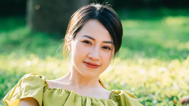 tersenyum bahagia santai kalem baik