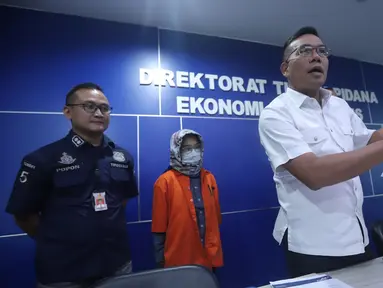 Wadir Tipideksus Bareskrim Polri, Kombes Pol Daniel Tahi Monang Silitonga menunjukkan barang bukti saat rilis di Jakarta, Rabu (17/10). Bareskrim mengungkap penipuan dan penggelapan saham dengan kerugian Rp 55 Milliar. (Liputan6.com/Helmi Fithriansyah)