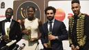 Mohamed Salah berfoto dengan penerima penghargaan CAF awards di Accra International Press Conference, Accra, (4/1/2018). Salah mengalahkan Sadio Mane dan Pierre-Emerick Aubameyang. (AFP/Pius Utomi Ekpei)