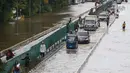 Sejumlah pengendara nekat menerobos genangan banjir di Jalan Gunung Sahari Jakarta, Selasa (25/2/2020). Hujan yang mengguyur Jakarta sejak Senin (24/2) malam membuat sejumlah kali meluap dan menyebabkan banjir. (Liputan6.com/Helmi Fithriansyah)