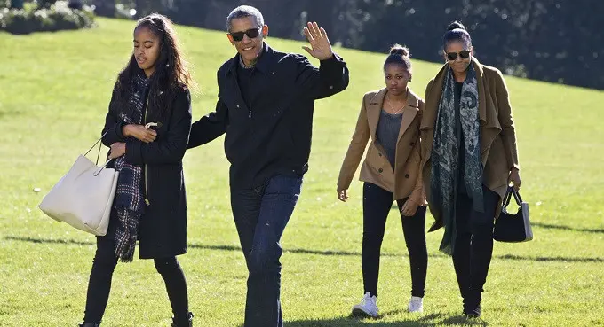 Barack Obama dan Michelle beserta dua putri mereka (AP)