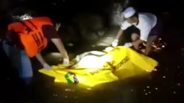 TIM SAR gabungan evakuasi mayat yang ditemukan di Selat Bali. (Istimewa)