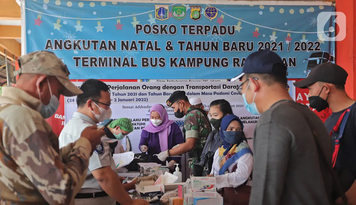 Calon penumpang menjalani tes COVID-19 sebelum pemberangkatan di Terminal Kampung Rambutan, Jakarta, Selasa (21/12/2021). Kepala Terminal Kampung Rambutan Yulza Ramadhoni mengatakan, penumpang bus meningkat 10 persen menjelang Natal 2021 dan Tahun Baru 2022. (Liputan6.com/Hermann Zakharia)