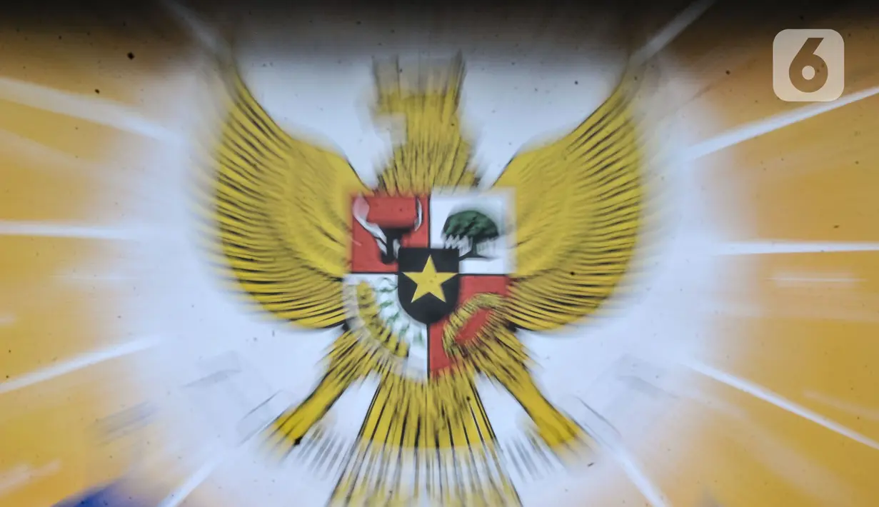 Mural Lambang Garuda Pancasila terlihat di Kampung Pancasila kawasan Galur, Johar Baru, Jakarta, Selasa (1/6/2021). Kelurahan Galur membuat Kampung Pancasila yang dihiasi mural sebagai bentuk mengingatkan masyarakat akan Pancasila sebagai dasar negara. (merdeka.com/Iqbal S. Nugroho)