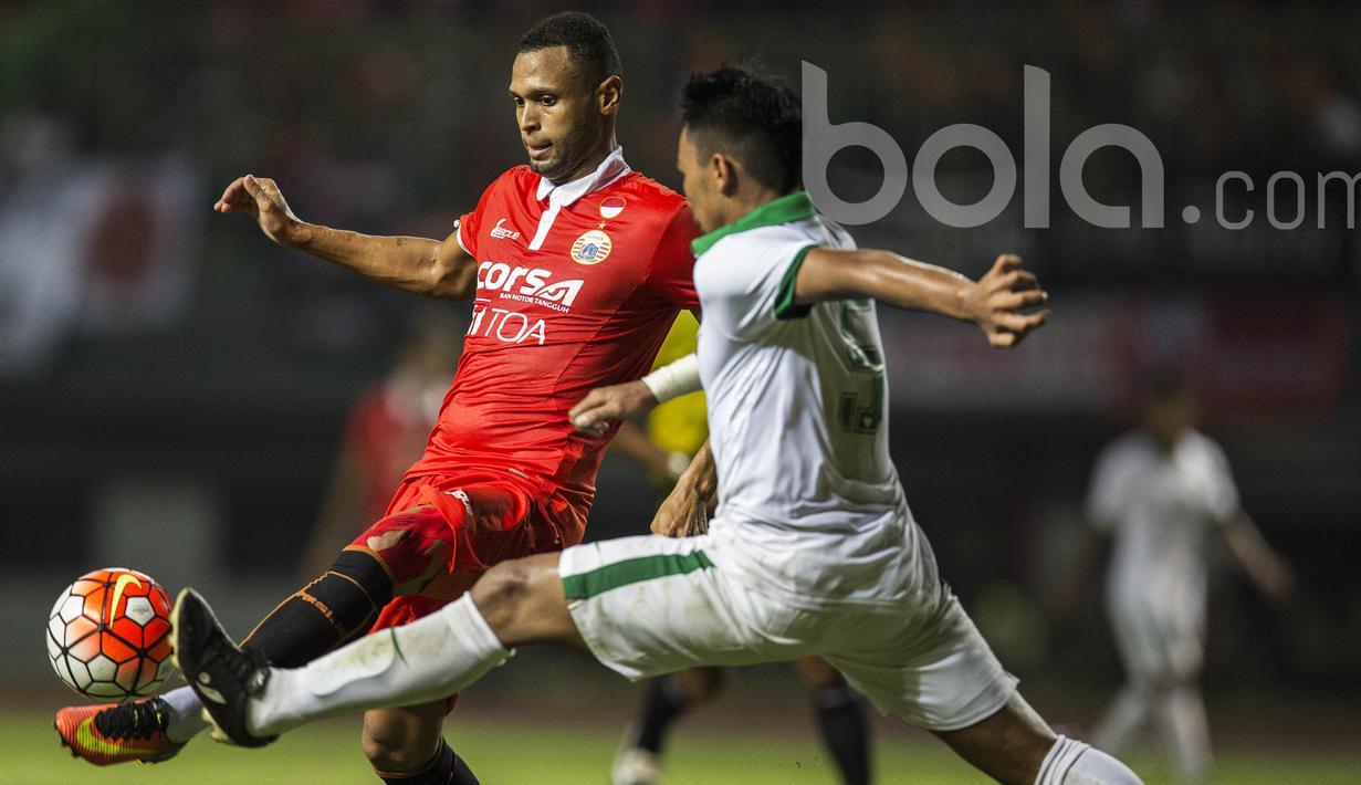 Striker Persija, Luis Junior, berebut bola dengan bek Timnas Indonesia U-22, Bagas Adi Nugroho. Persija cukup banyak mendapatkan peluang namun tidak satu pun peluang berbuah gol. (Bola.com/Vitalis Yogi Trisna)