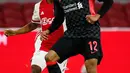 Bek Liverpool, Joe Gomez mengontrol bola di depan pemain Ajax Amsterdam, David Neres pada pertandingan pertama Grup D Liga Champions 2020 di Johan Cruijff Arena, Kamis (22/10/2020) dini hari WIB. Liverpool susah payah menang tipis 1-0 di kandang Ajax. (AP Photo/Peter Dejong)