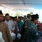 Kapolres Kebumen, AKBP Rudy Cahya Kurniawan turun tangan untuk menghentikan acara peringatan Isra Miraj yang digelar oleh warga. (Foto: Liputan6.com/Humas Polres Kebumen/Galoeh W)