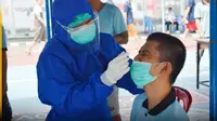 Petugas medis melakukan tes swab kepada sakah seorang warga di Pekanbaru. (Liputan6.com/M Syukur)