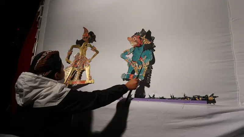 Rafifkana Padmonojati Menjadi Dalang Wayang Kulit pada Nuit Blanche 2019 di Toronto, Kanada (5/10/2019) (Liputan6.com/KJRI Toronto)