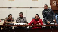 Pansus Hak Angket KPK bersiap memberi keterangan pers di Gedung Nusantara, Senayan, Jakarta, Selasa (17/10). KPK kembali mangkir dalam rapat kerja dengan Pansus KPK lantaran menunggu putusan uji materi di Mahkamah Konstitusi. (Liputan6.com/Johan Tallo)