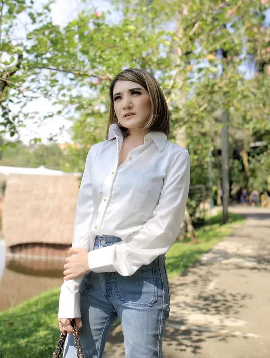 “Enggak (mau jadi model seksi lagi). Gue ngerasa udah gak bagus lagi badan gue, udah berumur. Kalau penghasilan ada usaha, terus juga masih syuting. Jadi cuma itu aja, disyukuri aja semuanya apapun,” lanjutnya. (Instagram/kikiamaliaworld)