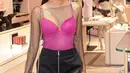 Aurelie Moeremans pun turut terlihat menghadiri acara pembukaan store Victoria's Secret di Singapura. Ia tampil tak kalah menawan mengenakan bustier pink ditumpuk dengan outer jaring transparan yang cantik. [Foto: Instagram/aurelie]