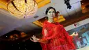 Seorang wanita terlihat mengenakan baju bodo berwarna merah yang Didiet sentuh dalam balutan bahan transparan penuh payet (Liputan6.com/Faisal R Syam)