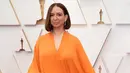 Maya Rudolph memilih nuansa orange pada red carpet Oscar tahun ini. Gaun dari rumah mode Maison Valentino menampilkan keunikan pada bagian tepi, menonjolkan elemen bulu yang megah dan menawan. (FotoL Maya Rudolph)