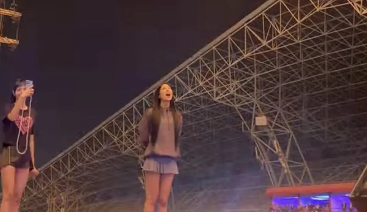 <p>Selain itu, ia mengenakan hoodie hitam dipadukan mini skirt yang memerlihatkan kaki jenjangnya.(@jennierubyjane)</p>