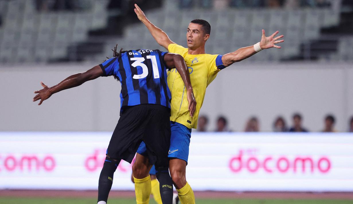 <p>Reaksi striker Al Nassr, Cristiano Ronaldo (kanan) saat pergerakannya dihalangi bek Inter Milan, Yann Bisseck ketika terjadi tendangan sudut pada laga pramusim 2023/2024 di Nagai Stadium, Osaka, Jepang, Kamis (27/7/2023) sore WIB. (AFP/Paul Miller)</p>