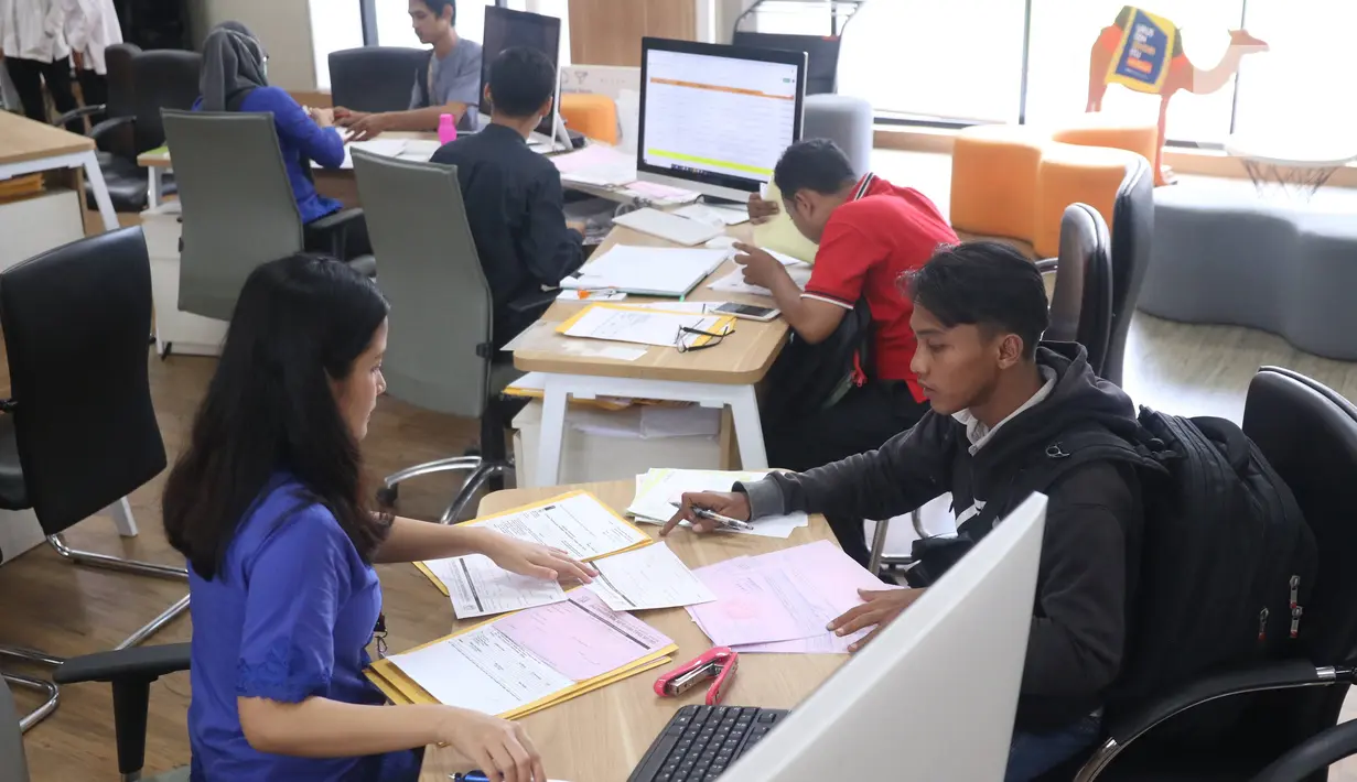 Petugas melayani seorang pemohon perizinan di Mal Pelayanan Publik, Jakarta, Jumat (6/3/2020). Mal Pelayanan Publik Provinsi DKI Jakarta  meningkatkan tindakan pencegahan penyebaran virus corona dan memastikan seluruh tempat pelayanan publik yang bersih dan aman. (Liputan6.com/Angga Yuniar)
