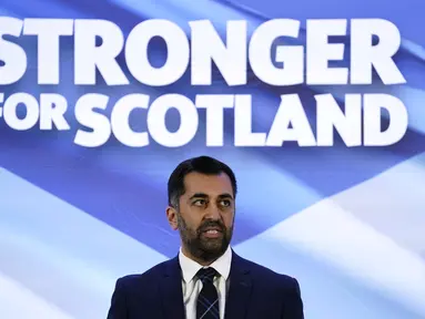 Pemimpin Partai Nasional Skotlandia (SNP) yang baru terpilih, Humza Yousaf memberikan sambutan setelah diumumkan sebagai pemimpin SNP yang baru, di Stadion Murrayfield, di Edinburgh, Skotlandia, Senin (27/3/2023). (Andrew Milligan/PA via AP)