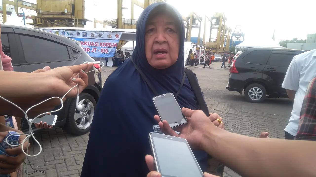 Siti Aminah menyambangi posko Lion Air di Jakarta International Container Terminal (JICT) II, Tanjung Priuk, Jakarta Utara