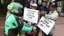 Aktivis Koalisi Pejalan Kaki menghadang pengendara yang menerobos trotoar di depan di Jalan Casablanca, Jakarta, Jumat (21/7). Aksi tersebut untuk mengedukasi pengendara agar menghormati hak pejalan kaki di trotoar. (Liputan6.com/ Immanuel Antonius)