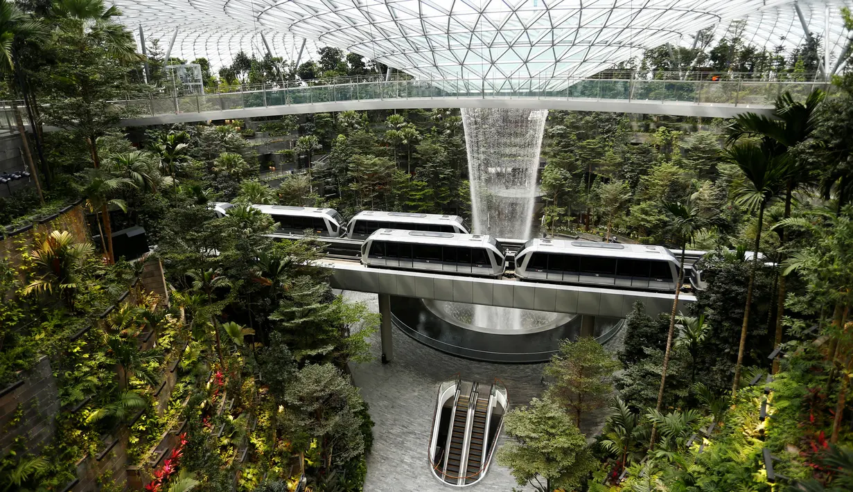 Skytrain yang menghubungkan berbagai terminal terlihat di Jewel Changi Airport, Singapura, 11 April 2019. Kemegahan terminal baru andalan Singapura ini berupa arsitektur panel kaca yang dibingkai dengan baja. (REUTERS/Feline Lim)