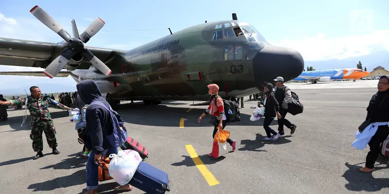 Naik Pesawat Hercules, Ribuan Warga Meninggalkan Palu dan Donggala