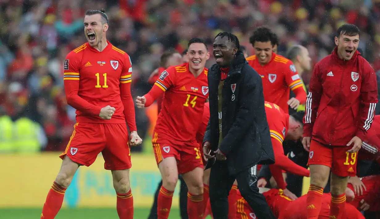 Wales akhirnya mampu menyudahi dahaga 64 tahun absen dari Piala Dunia pada edisi 2022 ini. The Dragons akan diperkuat oleh Gareth Bale, Wayne Hennessey, Aaron Ramsey, Jonny Williams, dan Mark Harris. Bermodalkan pemain-pemain tersebut, Wales yang diarsiteki Rob Page siap menjadi kuda hitam di ajang empat tahunan tersebut. (AFP/Geoff Caddick)