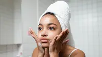 Ilustrasi mencuci wajah dengan facial wash untuk kulit kombinasi dan beruntusan. /pexels.com Ron Lach