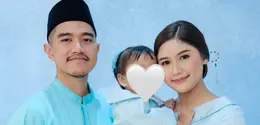 Erina Gudono saat Lebaran Kompak dengan Putrinya pakai busana baby blue. [@erinagudono]