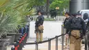 Sejumlah petugas kepolisian melakukan penjagaan selama proses rekonstruksi ulang pembunuhan Wayan Mirna Salihin di Kafe Olivier Grand Indonesia, Jakarta, (7/2).Selama proses rekonstruksi lokasi dijaga ketat oleh petugas. (Liputan6.com/Herman Zakharia)