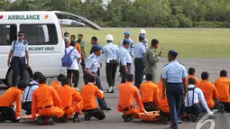 Tim SAR tengah bersiap-siap sambil membawa tandu untuk memindahkan jenazah AirAsia QZ 8501 dari helikopter, Pangkalan Bun, Kalteng, Kamis (1/1/2014).  (Liputan6.com/Herman Zakharia)