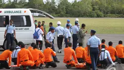 Tim SAR tengah bersiap-siap sambil membawa tandu untuk memindahkan jenazah AirAsia QZ 8501 dari helikopter, Pangkalan Bun, Kalteng, Kamis (1/1/2014).  (Liputan6.com/Herman Zakharia)