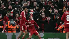 Gelandang Liverpool asal Argentina, Alexis Mac Allister (tengah) merayakan golnya dalam pertandingan pekan keempat Liga Champions 2025-2026 melawan Real Madrid di Stadion Anfield, Inggris, pada Selasa 4 November 2025 waktu setempat atau Rabu (5/11/2025) dini hari WIB. Liverpool sukses meraih kemenangan penting atas Real Madrid dengan skor tipis 1-0. (Paul ELLIS/AFP)