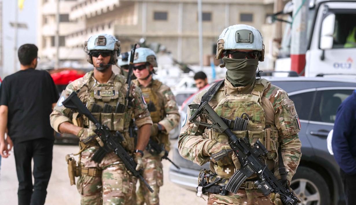 Kesepakatan ini mulai berlaku sejak Jumat 17 April 2026 pukul 00.00 dini hari waktu setempat. Tampak dalam foto, Kontingen Prancis dari Pasukan Sementara Perserikatan Bangsa-Bangsa di Lebanon (UNIFIL) berpatroli saat warga yang mengungsi kembali ke rumah mereka di wilayah Al-Qasmiyeh, Lebanon Selatan, pada Sabtu 18 April 2026. (MAHMOUD ZAYYAT/AFP)