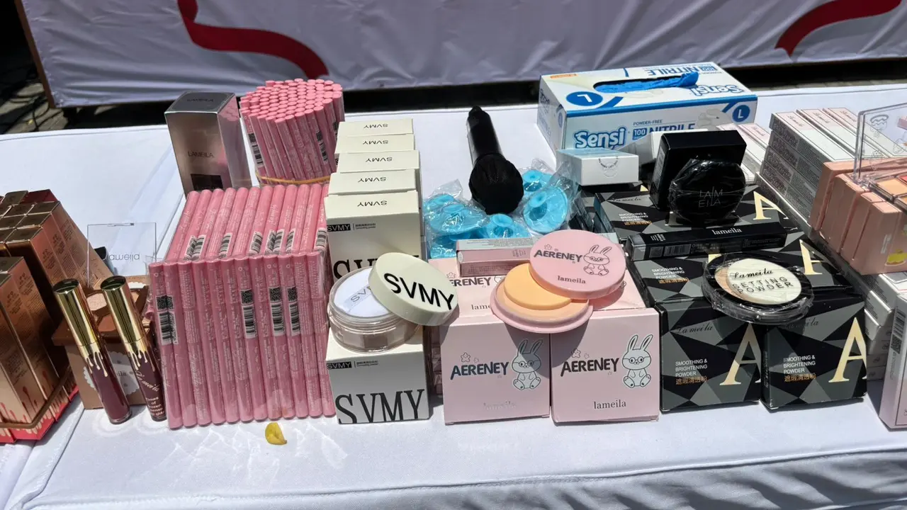 Badan Pengawas Obat dan Makanan (BPOM) membeberkan sejumlah nama produk kosmetik ilegal yang berhasil disita.