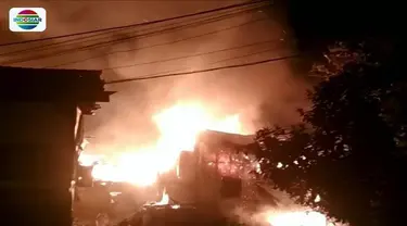 43 rumah di Bidara Cina, Jatinegara, terbakar. Api diduga berasal dari salah satu rumah warga kemudian menyambar gudang penyimpanan tabung gas.