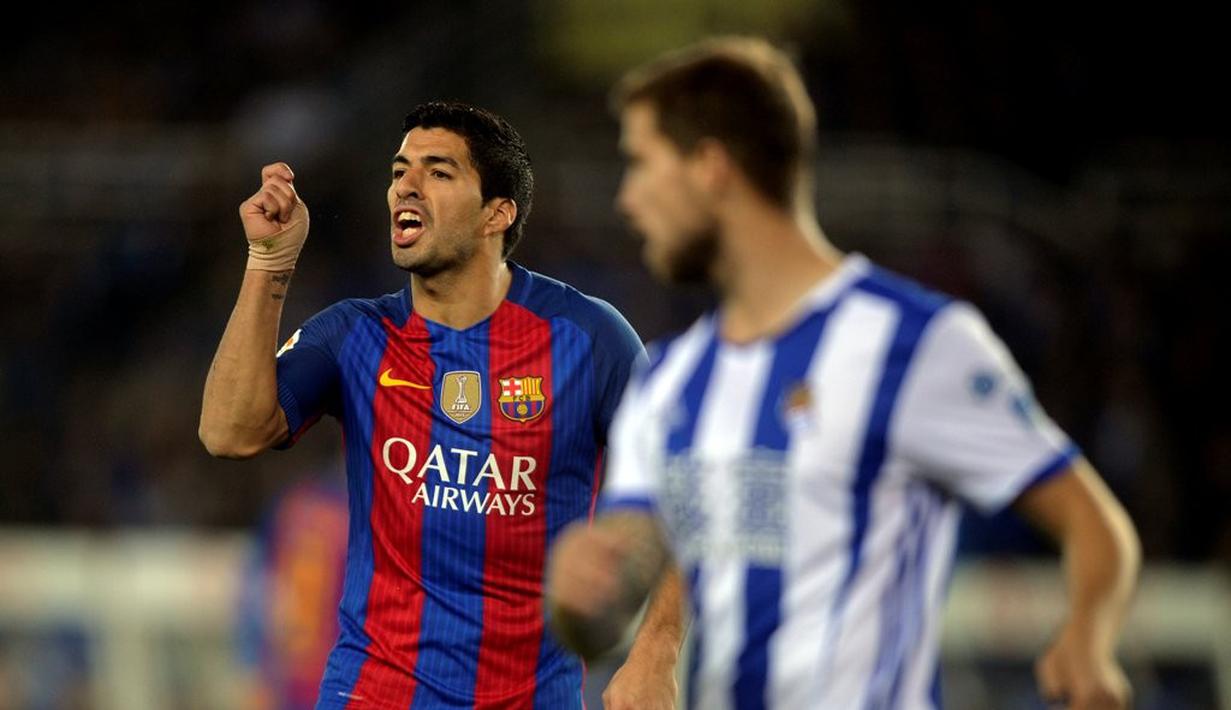 Striker Barcelona, Luis Suarez, bereaksi setelah gagal memanfaatkan bola di depan gawang Real Sociedad pada pekan ke-13 La Liga Spanyol di Estadio Municipal de Anoeta, Minggu (27/11/2016). (Reuters/Vincent West)