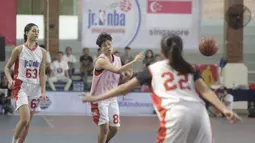 Para pebasket muda saat Kamp Penyisihan Kejuaraan Dunia Jr. NBA untuk wilayah Asia Pasifik di UPH Karawaci, Tangerang, Minggu (16/6). Nantinya akan dipilih 10 putra dan 10 putri untuk Kejuaraan Dunia. (Bola.com/Vitalis Yogi Trisna)