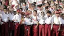 Sejumlah siswa memeriahkan kirab obor Asian Games 2018 di Pagelaran Keraton Yogyakarta, Kamis (19/7/2018). Total jarak kirab Obor di Yogya ini sepanjang 11,5 kilometer. (Bola.com/M Iqbal Ichsan)