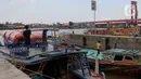 Banyak perahu kecil (ketek) dan kapal motor yang membawa penumpang serta barang-barang menuju daerah-daerah sekitar dan pedalaman yang sulit dijangkau melalui jalur darat. (Liputan6.com/Herman Zakharia)