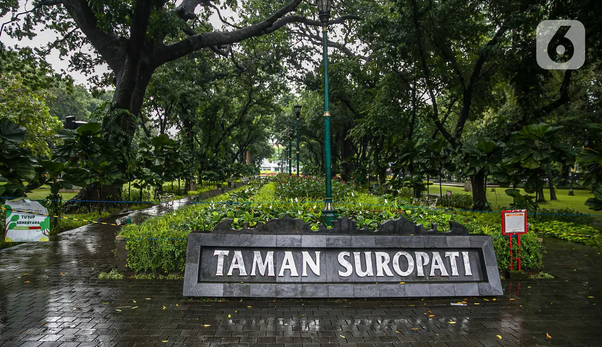Suasana Taman Suropati yang sepi di Jakarta, Kamis (31/12/2020). Pemprov DKI Jakarta mulai hari ini menutup sementara seluruh taman dan hutan kota di Ibu Kota jelang Tahun Baru 2021 untuk mengantisipasi penyebaran virus Covi-19. (Liputan6.com/Faizal Fanani)