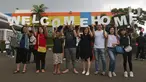 Keluarga membawa tulisan 'Welcome Home' saat menunggu WNI yang selesai menjalani observasi virus corona dari Natuna, di Bandara Halim Perdanakusuma, Jakarta, Sabtu (15/2/2020). Pemerintah resmi memulangkan 238 WNI ke daerah masing-masing karena telah dinyatakan sehat. (Liputan6.com/Herman Zakharia)
