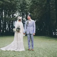 Andien menggelar resepsi pernikahannya di hutan pinus. Keren abis!