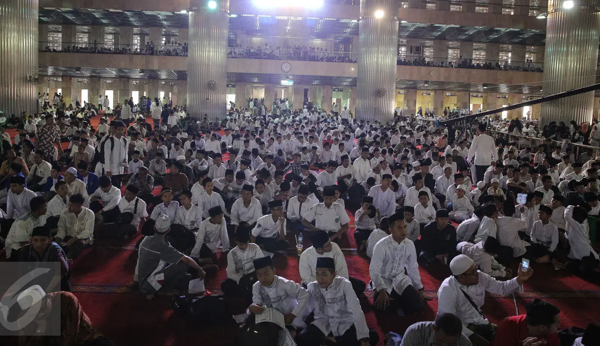 Ribuan santri berkumpul di Masjid Istiqlal menyambut peresmian Hari Santri Nasional, Jakarta, Kamis (22/10/2015). Penetapan Hari Santri Nasional adalah bagian dari semangat mencintai Bangsa dan Negara Indonesia. (Liputan6.com/Faizal Fanani)