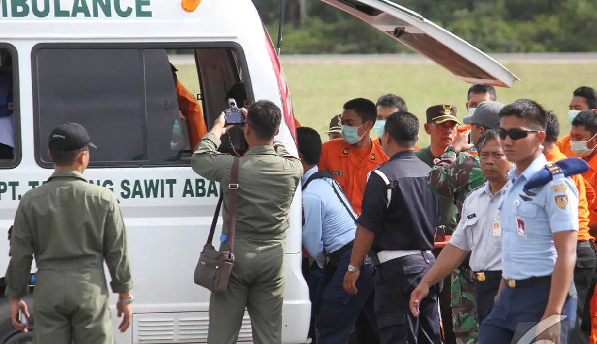 Tim SAR bergegas memindahkan jenazah AirAsia QZ 8501 dari helikopter ke ambulan yang telah dipersiapkan, Pangkalan Bun, Kalteng, Kamis (1/1/2014). (Liputan6.com/Herman Zakharia)