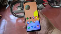 Tampak depan Galaxy A11. (Liputan6.com/ Yuslianson)