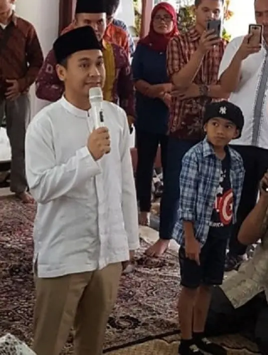 Bahkan Raditya Dika sukses membuat banyak orang terharu saat menuliskan sebuah caption di akun Instagram-nya. Mulai dari terima kasih dan minta izin untuk menikah kepada kedua orangtuanya. (Foto: instagram.com/raditya_dika)