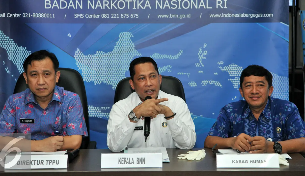 Kepala Badan Narkotika Nasional (BNN) Komjen Pol Budi Waseso (tengah) memberikan keterangan di Jakarta, Selasa (26/1). BNN berhasil mengungkap kasus TPPU hasil bisnis narkotika dengan menangkap tersangka GP. (Liputan6.com/Yoppy Renato)