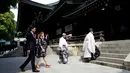 PM Kanada Justin Trudeau  dan istri berjalan dipimpin oleh Shinto Imam As saat mengunjungi Kuil Meiji di Tokyo, Jepang (24/5). Kedatangan Justin Trudeau untuk melakukan pertemuan KTT G7 Ise-Shima. (REUTERS /Issei Kato)